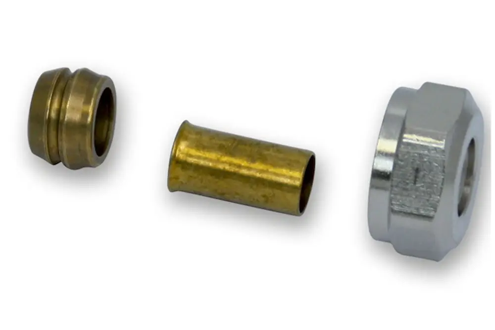Drei Metallteile, darunter eine Klemmverschraubung und zwei Adapter. Produkte von Roth, geeignet für Rohrverbindungen in sanitären Anwendungen.